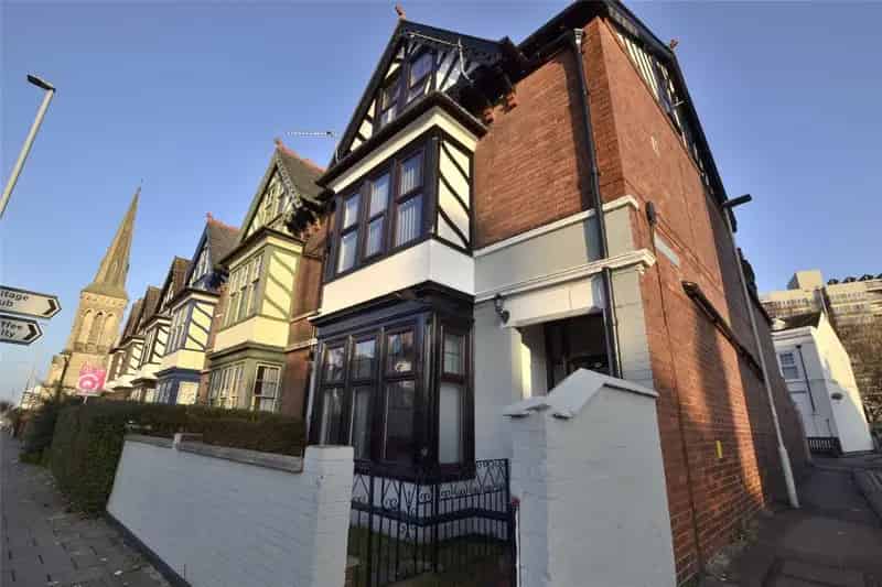 6 Bedroom End of Terrace House for Rent