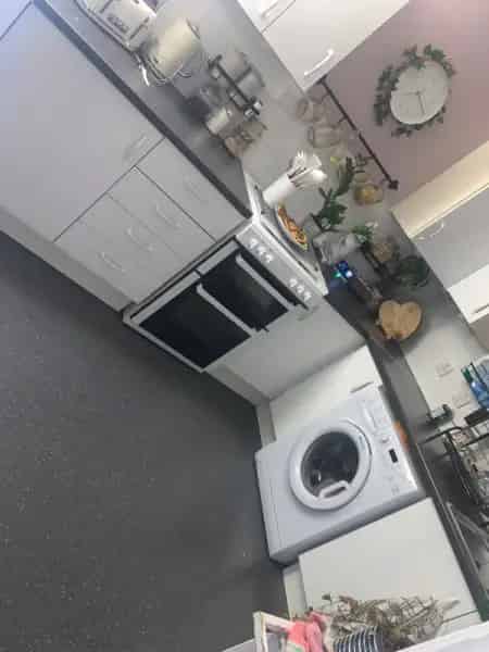 2 Bed Ground Floor Maisonette Near Motorways