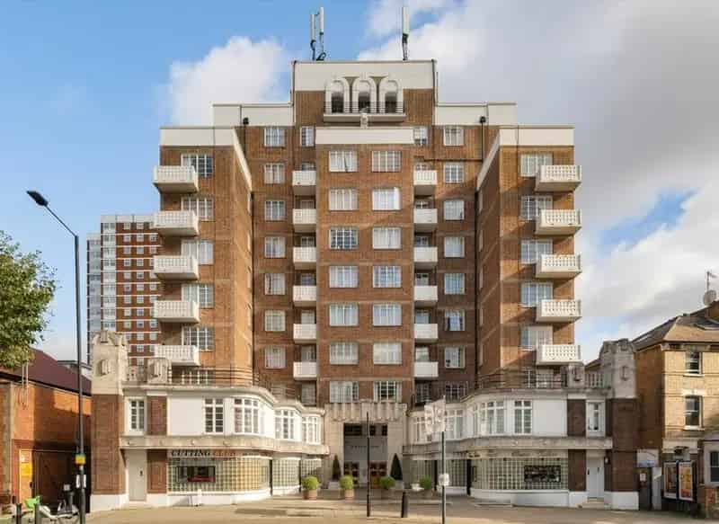 Spacious Studio Flat in Art Deco Building Shepherds Bush