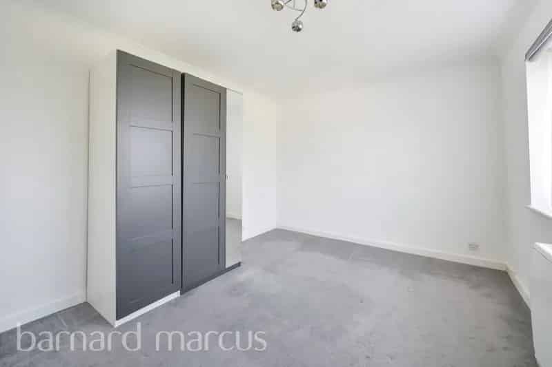 Spacious Flat near East Croydon Station - Zero Deposit Guarantee