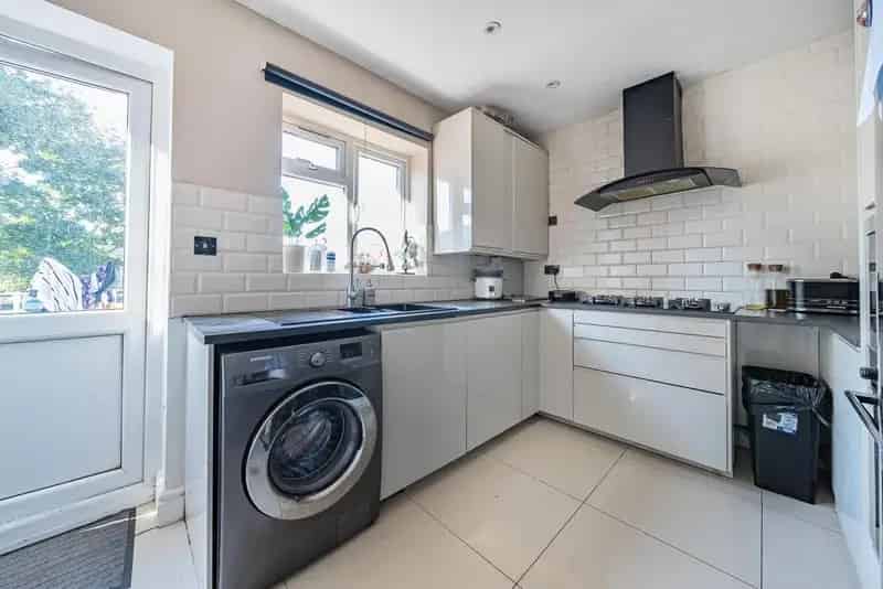 45 Bedroom Semi Detached House Near Mainline Stations