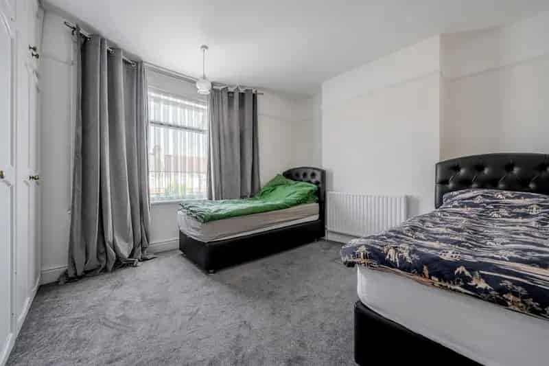 Three Bedroom Family Home Near Bush Hill Park Station