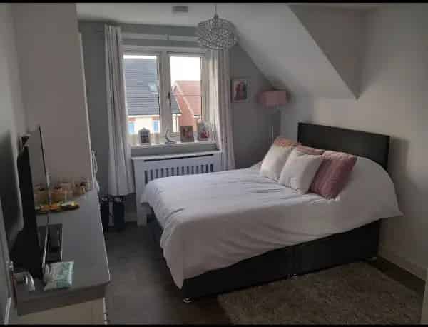 Top Floor Flat 2 Beds Allocated Parking Modern Building