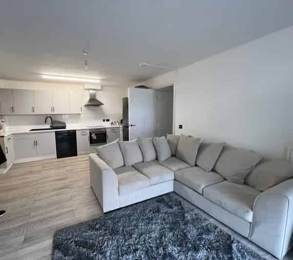 2 Bed Flat North Greenwich Secure Parking Open Plan Living