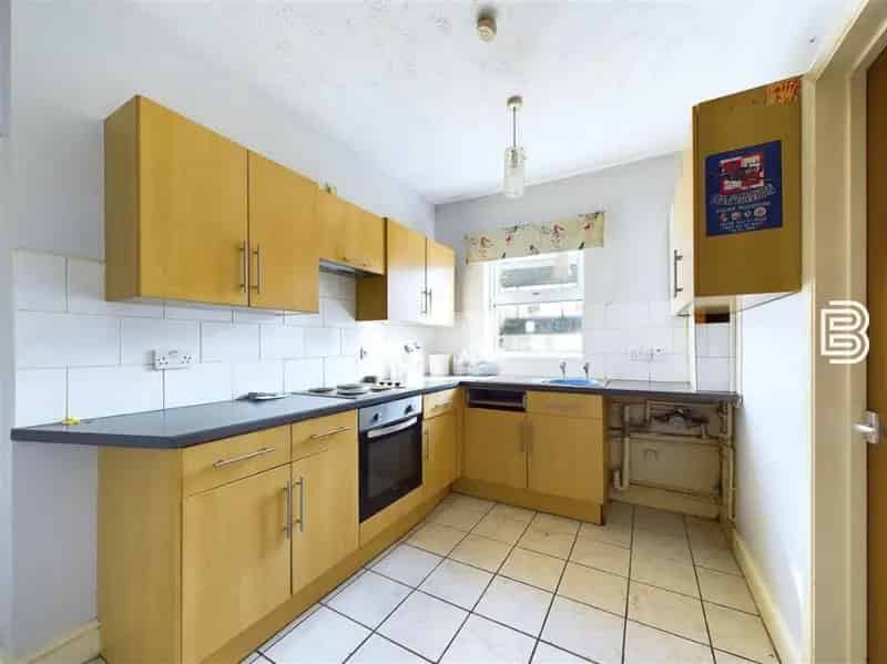 2 Bed Flat for Sale Investment Opportunity Near Town Centre