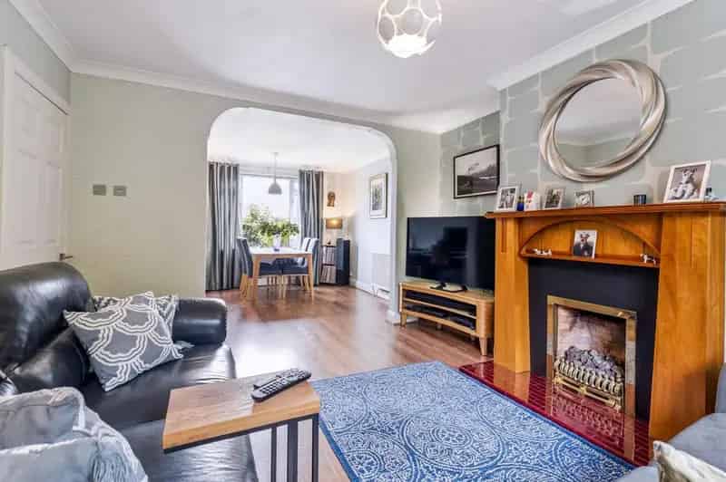 3 Bedroom Semi-Detached House For Sale Byres Road Glasgow