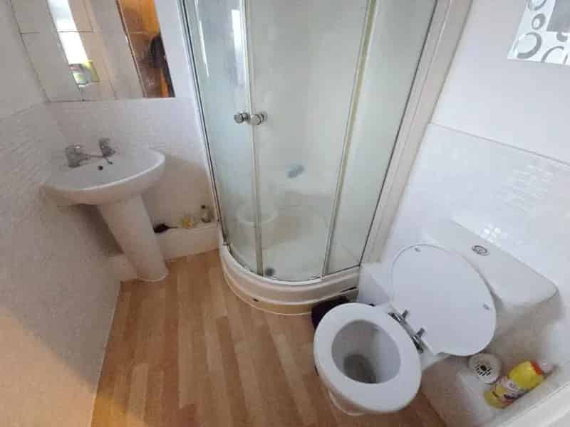 2 Bed Flat for Sale - Modern Estate - No Chain