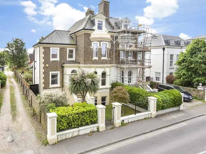 6 Bedroom Victorian Townhouse with Garden Apartment and Garage