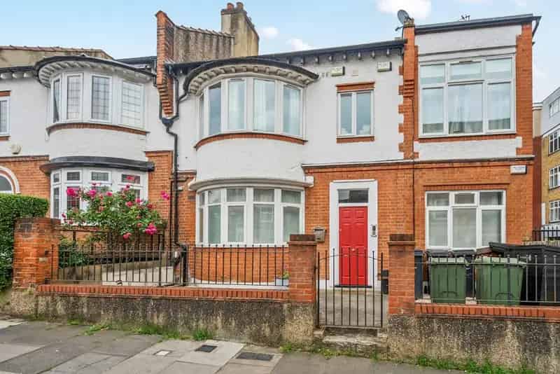 Streatham Hill Home Near Station and Green Spaces