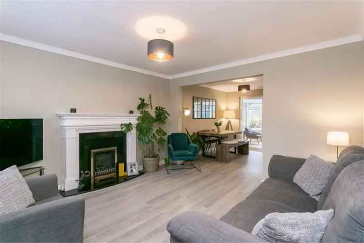 4 Bed House - Detached with 2 Reception Rooms