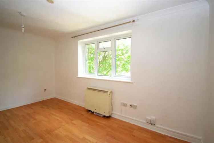 First Floor Studio Apartment Near Parkland - No Onward Chain