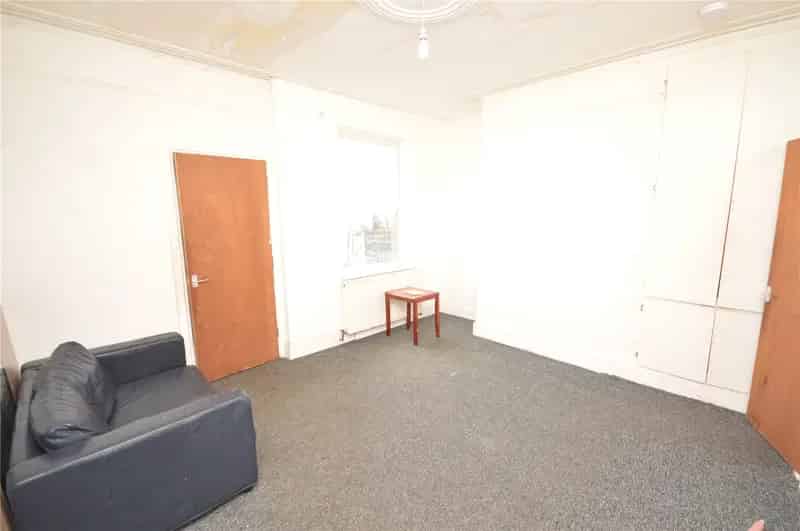 Four Bedroom Terrace House Near M62 M1 Motorways