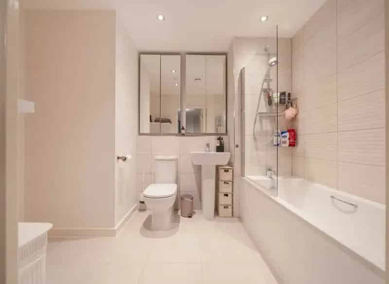One Double Bedroom Ground Floor Apartment with Private Balcony and Communal Gardens