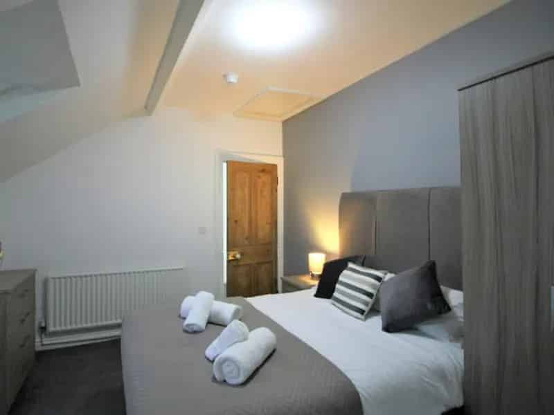 6 Double En-Suite Bedrooms Near Town Centre