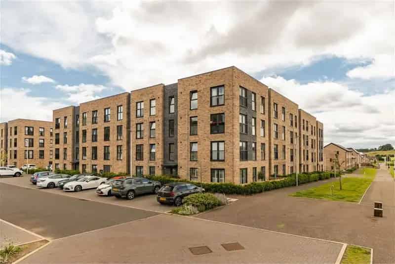 2 Bed Flat Top Floor Cammo Modern Development