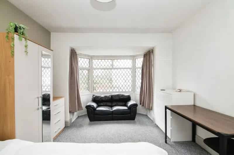 Seven Bedroom House Near Train Stations and Amenities