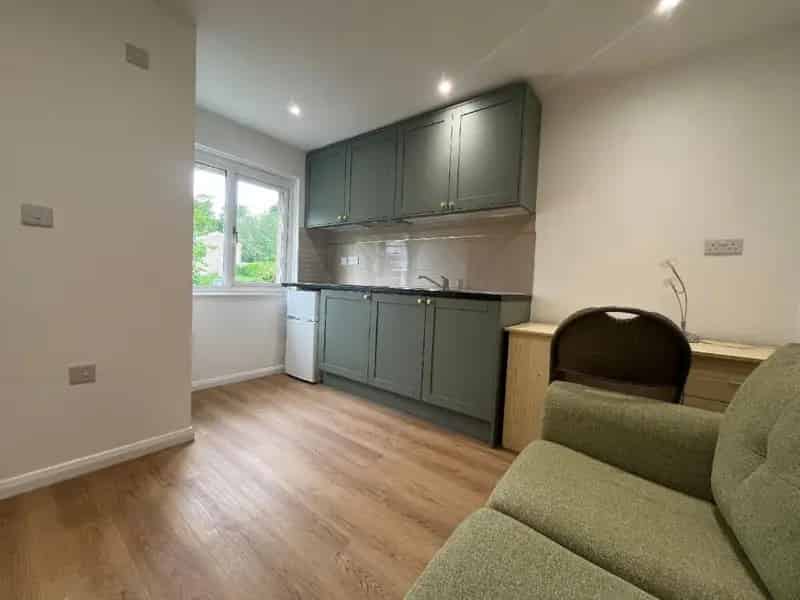 Studio Flat to Rent - Newly Refurbished and Fully Furnished