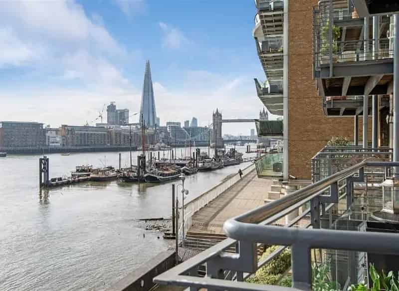 Refurbished 2-Bedroom River Thames Apartment with Tower Bridge Views