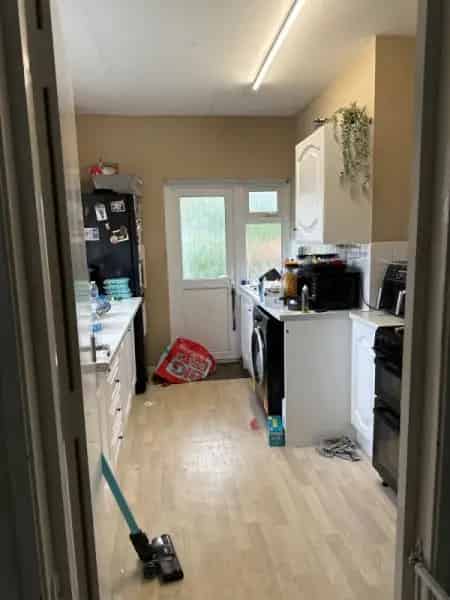 2 Bed Ground Floor Flat Near Schools and Shops