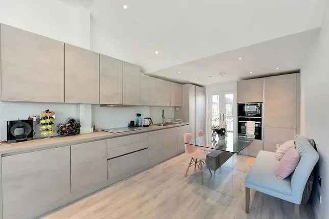 Flat to rent in Shorrolds Road, Fulham SW6