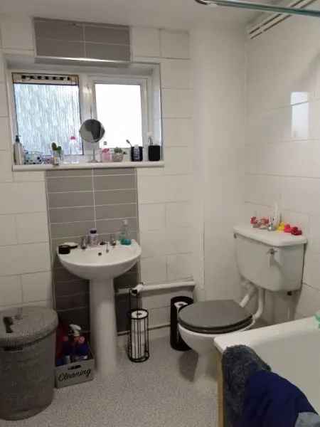 Flat For Rent in Chichester, England