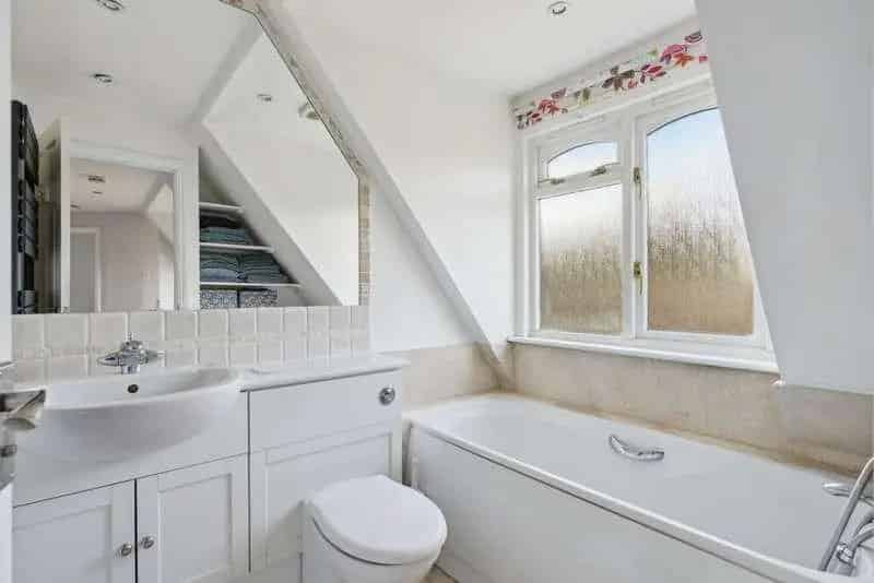 4 Bed Detached House for Sale in Wheeler End