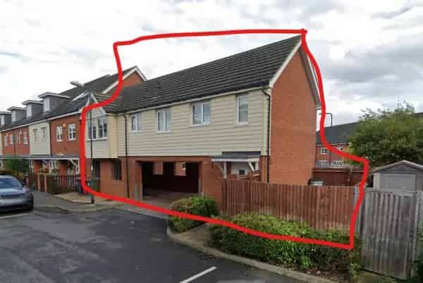 Large 1 Bedroom Coach House with Private Garden and Parking