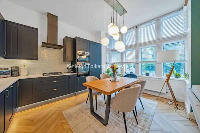 Russell Hotel Conversion Flat Modern City Living