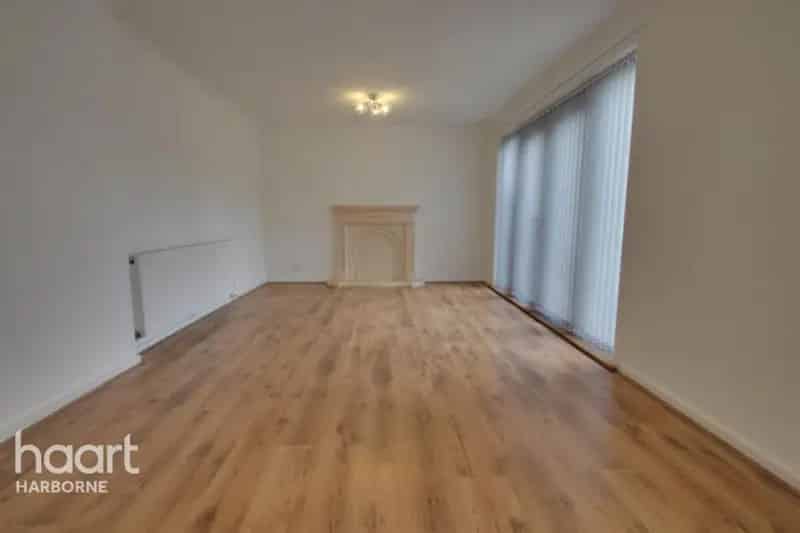 3 Bedroom Terraced House with Garage and Garden