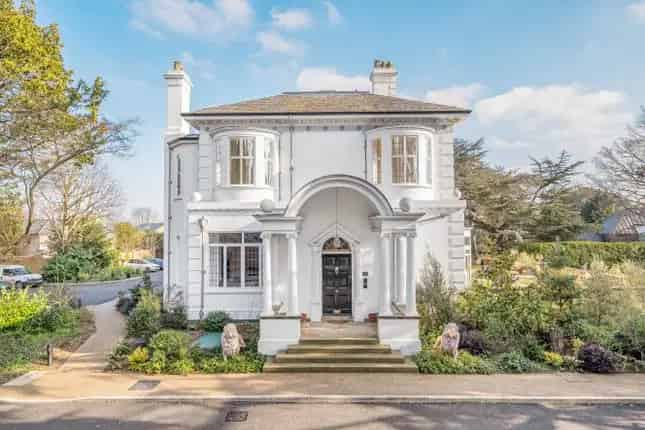 2 3 Bedroom Apartment for Sale in Sydenham Hill London