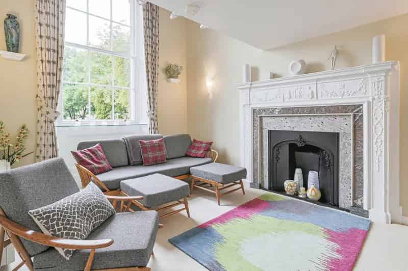 Historic York Flat: 1-Bedroom, Modern Amenities, Allocated Parking