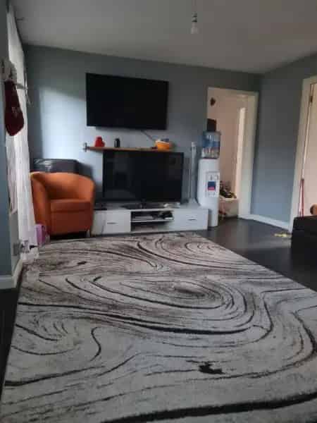 2 Bed Flat Splittable Bedroom Storage Shed Balcony New Kitchen Safe Quiet