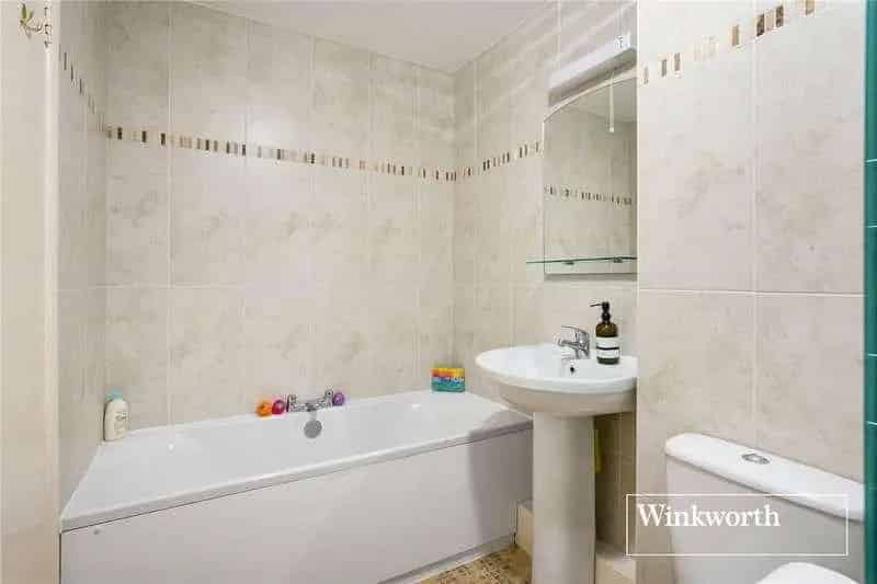 2 bed flat for sale