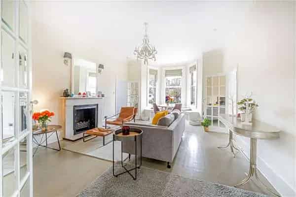 3-Bed Flat near Richmond Station - Modern Living with Parking