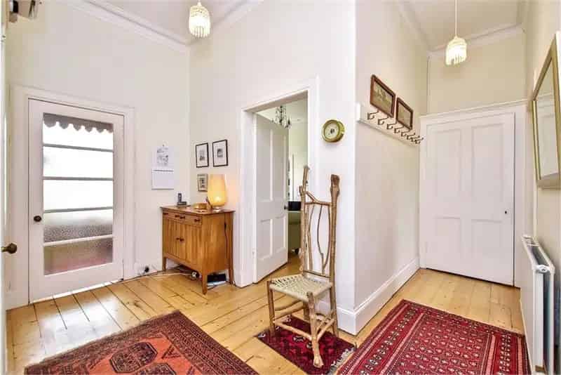 3 Bed Flat Upper with 1 Reception Room Private Parking
