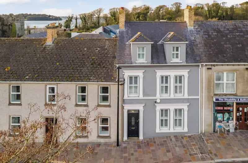 Renovated Period Home Circa 1850 - Four Double Bedrooms