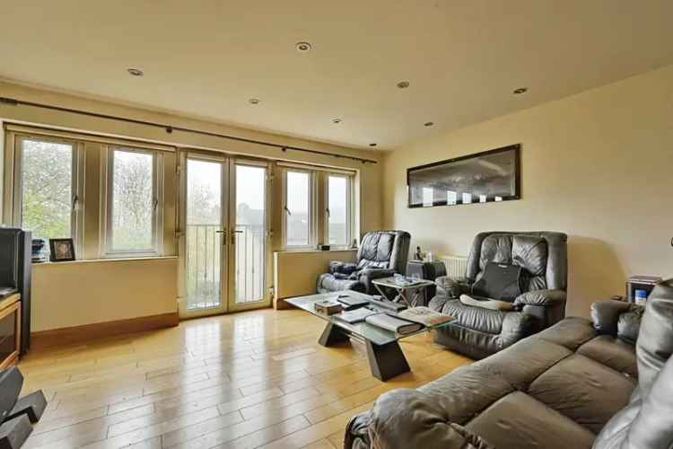 4-Bed Detached Home with Garage and Garden