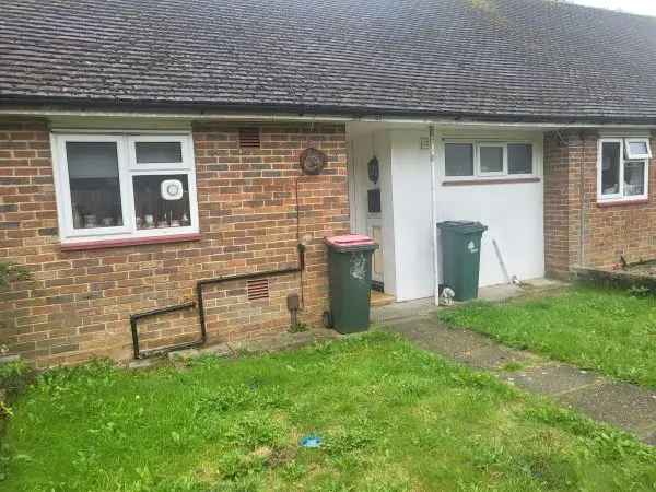 Bungalow For Rent in Crawley, England