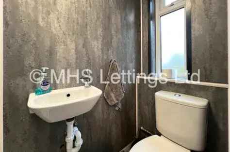 2 Room Penthouse Flat 47m² Leeds En-Suite Bills Inclusive
