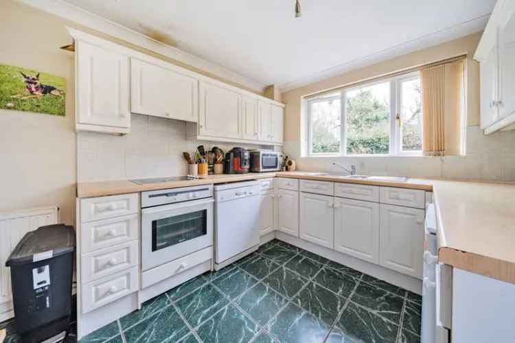 Four Bedroom Detached House Near Maidenhead Train Station