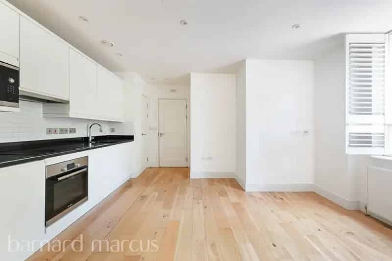 Spacious First Floor Apartment with Parking Zero Deposit Guarantee