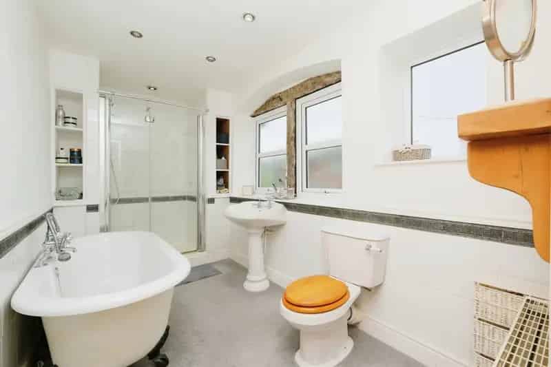 3 Bed Cottage Yeadon Character Features Large Garage Private Garden