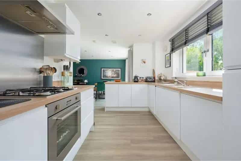 5 Bed Detached House with Garage and Large Garden