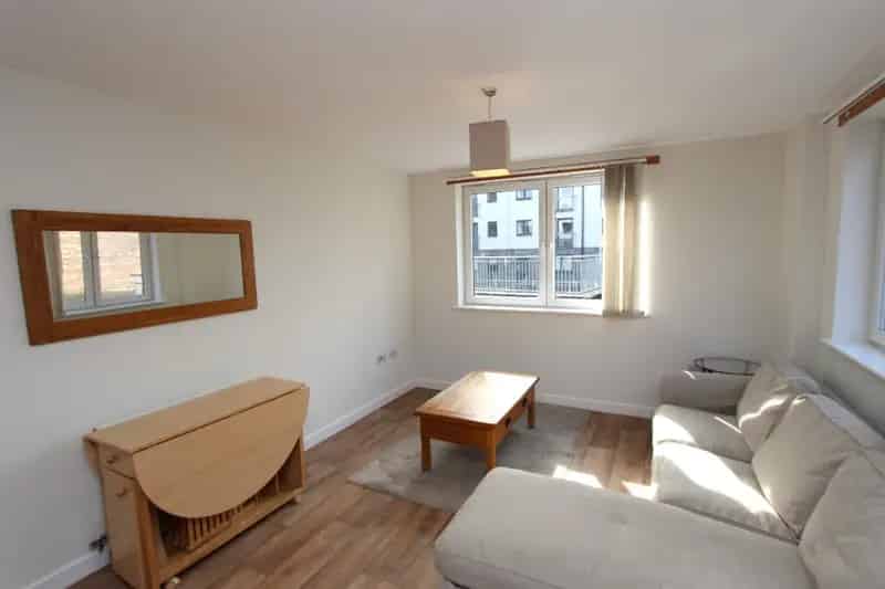 2 Bedroom Flat House to Rent Lochend