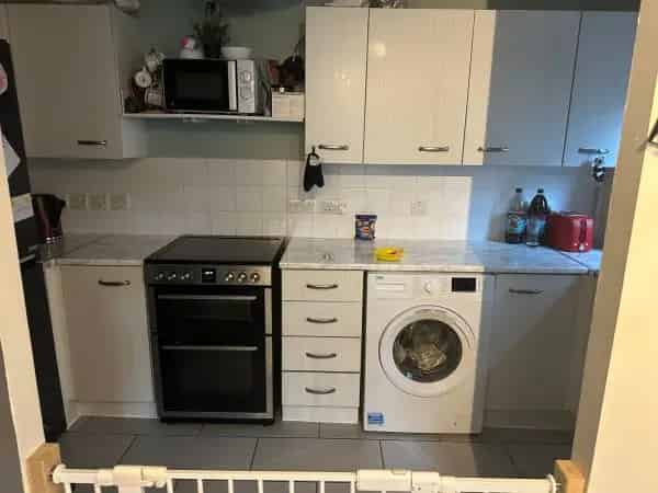 2 Double Bedroom Flat Near Town Centre