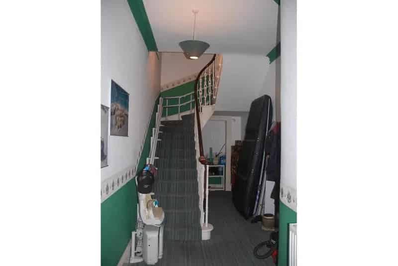2 Bed Flat First Floor with 1 Reception Room Double Garage