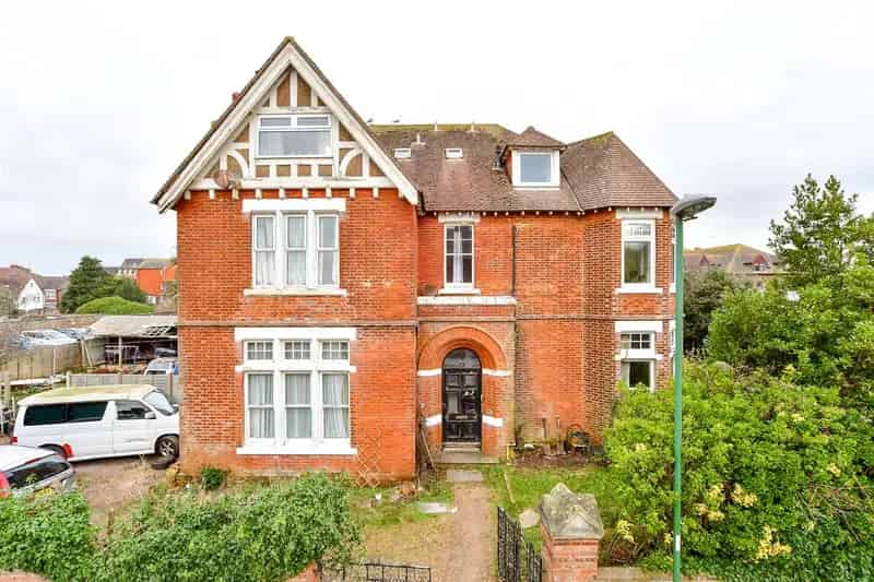 5 bedroom maisonette for sale