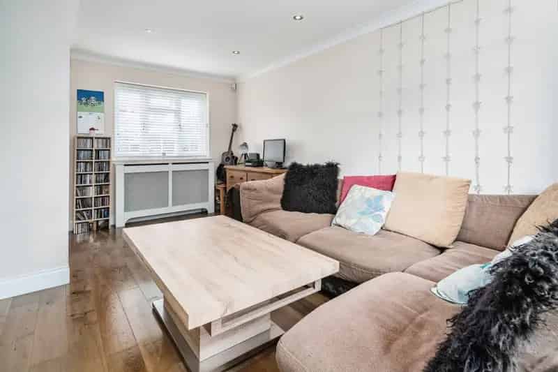 3 Bed Semi-Detached House with Modern Kitchen and Garden
