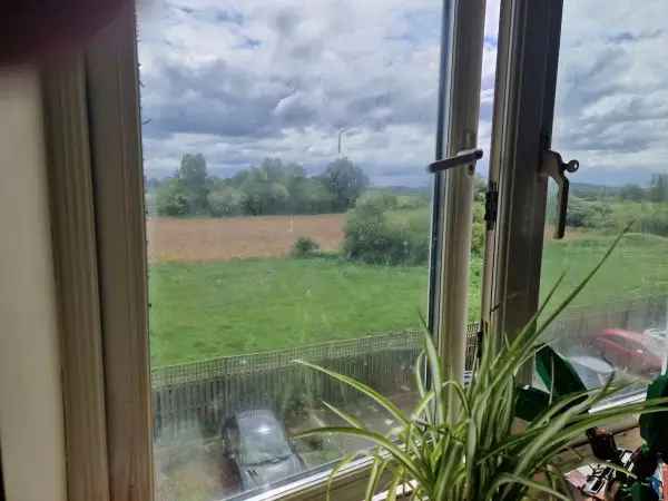 Big Rooms, Quiet, Near Shops and Bus Stops
