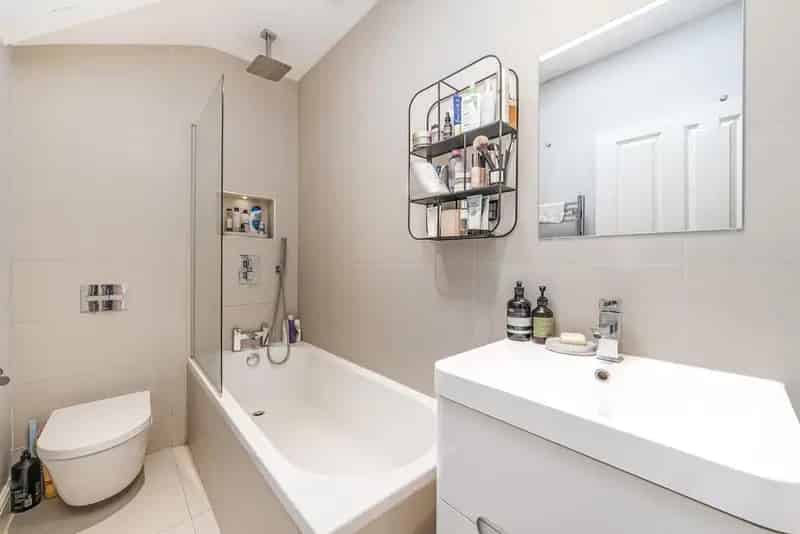 Victorian Apartment Two Double Bedrooms Two Bathrooms 819 sq ft